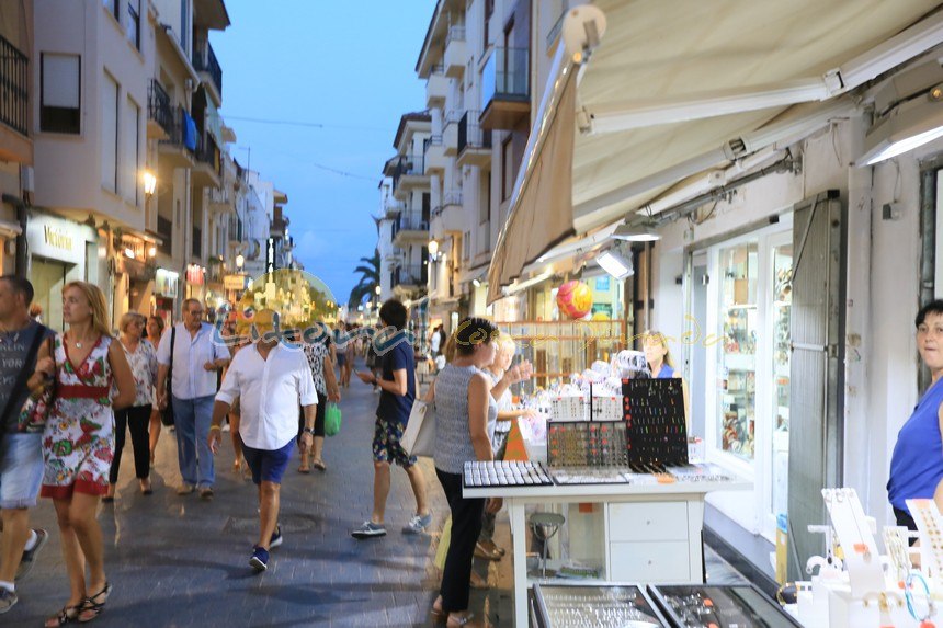 Calles peatonales al anochecer en Cambrils