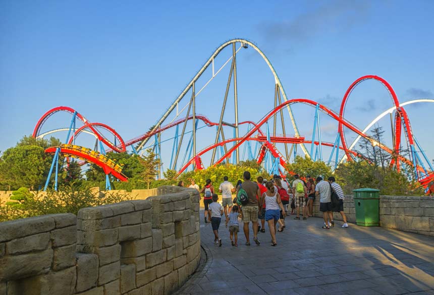 gente caminando en PortAventura