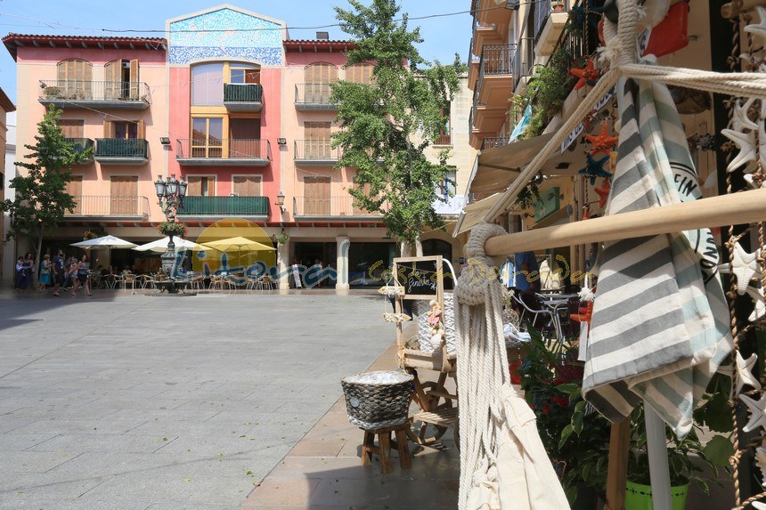 plaza de españa en el casco viejo de cambrils