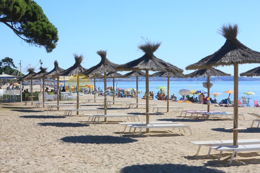 Paraguas en la playa del esquirol