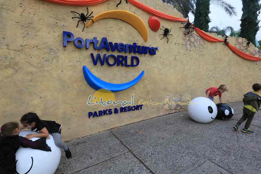 Entrada al parque Port Aventura durante Halloween