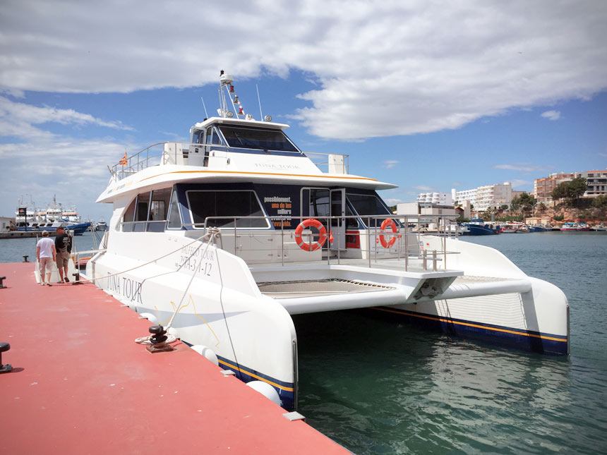 Catamaran de Tuna Tour Amarrado en el puerto de l'Ametlla de Mar