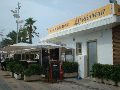Restaurants in front of the sea on the Costa Dorada