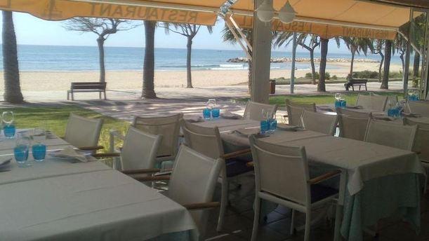 Restaurants in front of the sea on the Costa Dorada
