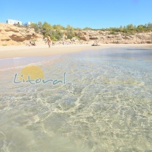 Arena blanca y aguas cristalinas en la playa Cala Vidre de l'Ametlla de Mar