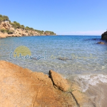 aguas cristalinas en la playa del illot