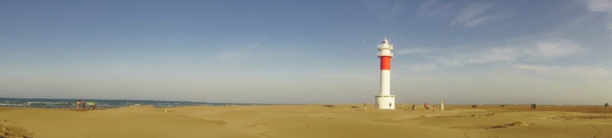 Faro del Fangar en el Delta del Ebro y punta del Fangar