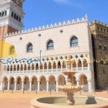 Edificios historicos como la Torre San Marco de Venecia de Ferrari Land
