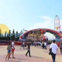 Entrada principal parque Ferrari Land en Salou junto a PortAventura