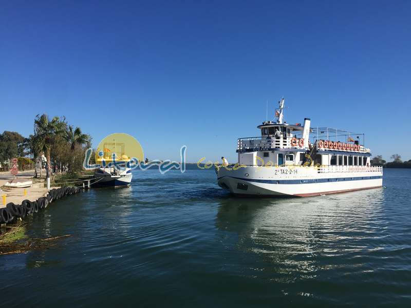 Desembocadura del Delta del Ebro y barcos turisticos