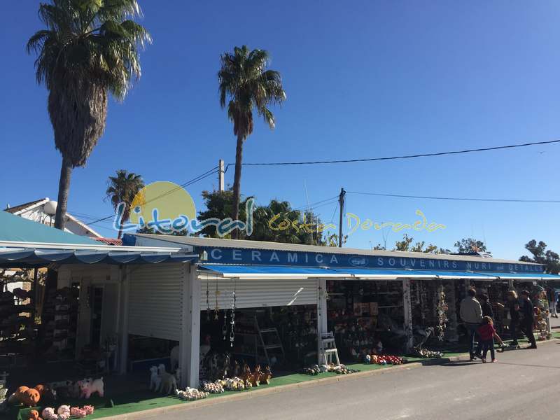 tiendas de souvenirs en la desembocadura del Rio Ebro