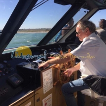 Capintan del barco en la desembocadura del rio ebro