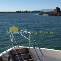 Barco turistico en la desembocadura del rio ebro