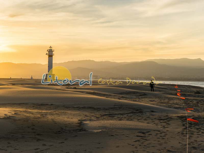 Faro de la punta del Fangar en el Delta del Ebro