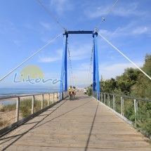 Puento junto a la playa del Esquirol de Cambrils